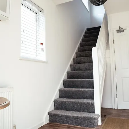 Large 4 Bedroomproperty Driveway And 3 Bathrooms Burton Latimer Esterno foto