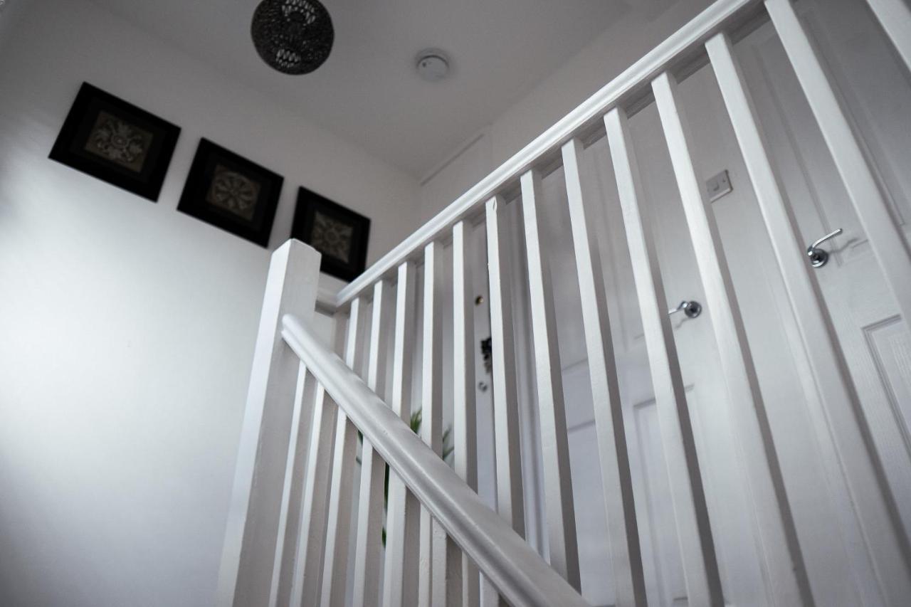 Large 4 Bedroomproperty Driveway And 3 Bathrooms * Burton Latimer