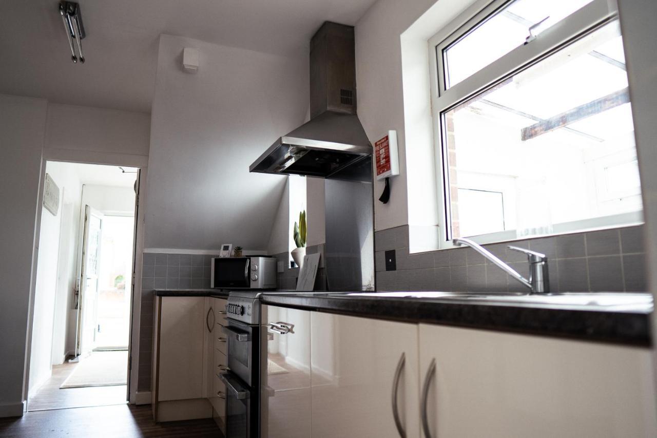 Holiday home Large 4 Bedroomproperty Driveway And 3 Bathrooms *