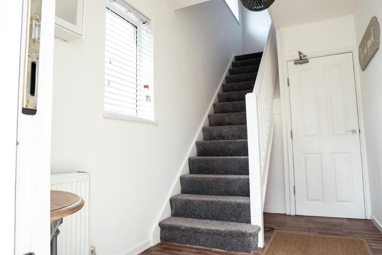Large 4 Bedroomproperty Driveway And 3 Bathrooms Burton Latimer