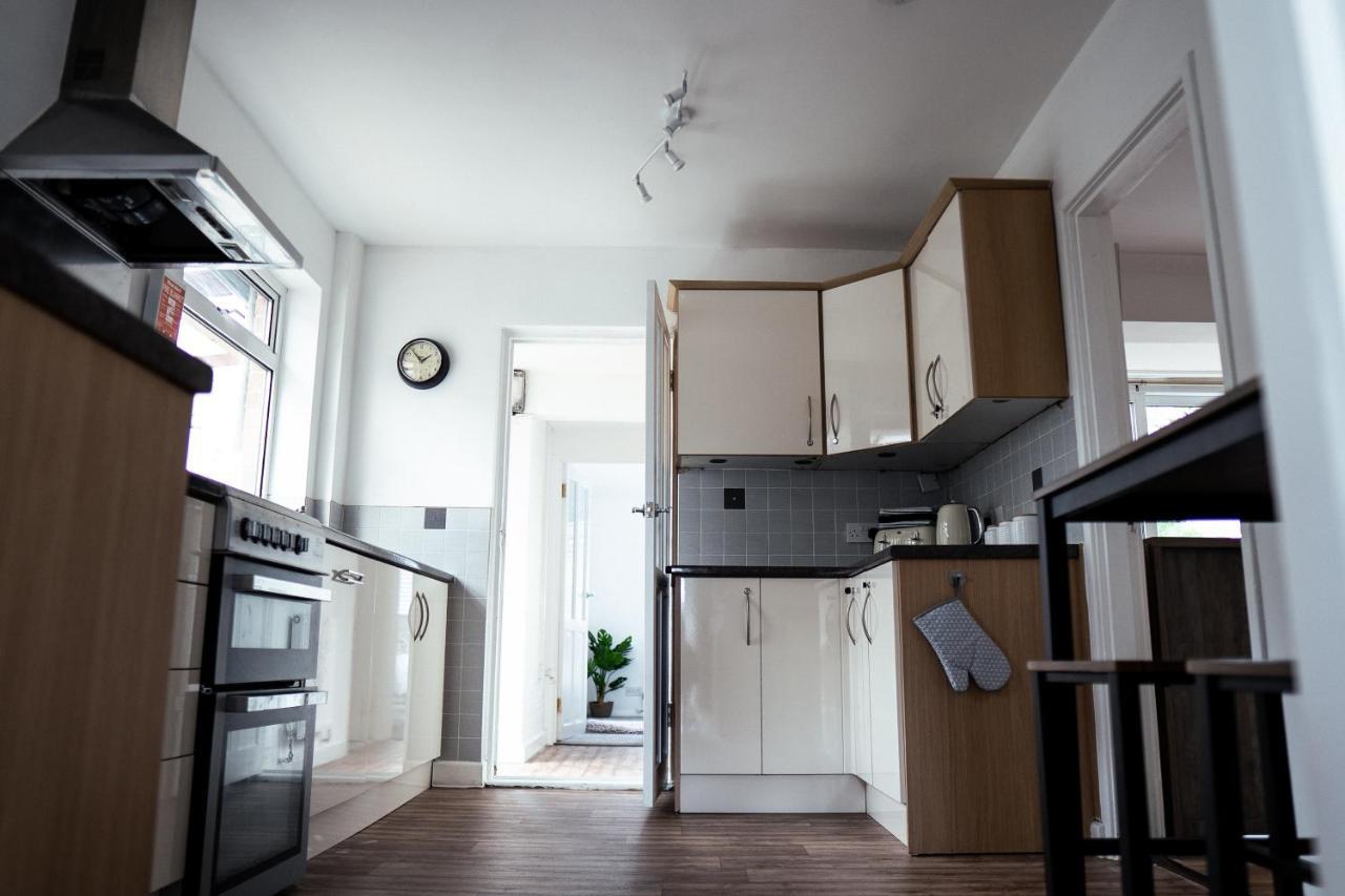 Large 4 Bedroomproperty Driveway And 3 Bathrooms * Burton Latimer